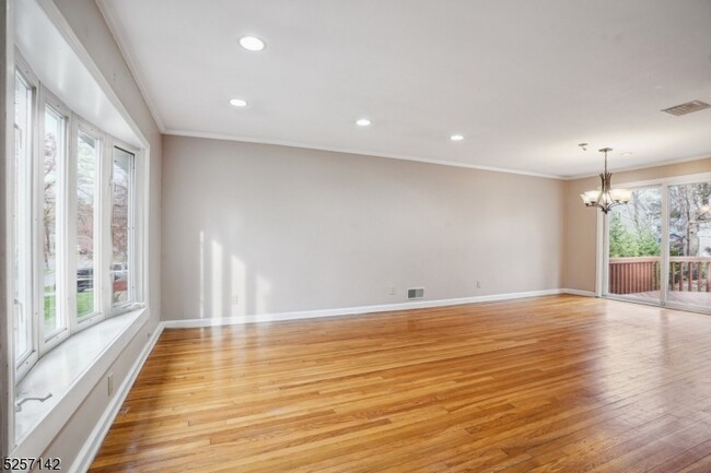 Building Photo - 10 Macopin Dr
