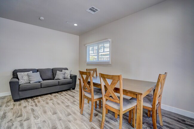 Foto del edificio - 2342 Portland St