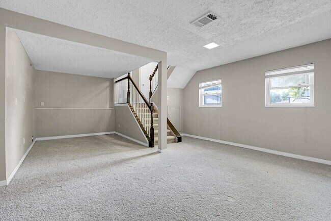 Foto del edificio - $2,720.95 - 4 bed, 2 bath, located in Aurora with attached Garage and In Unit Washer and Dryer!