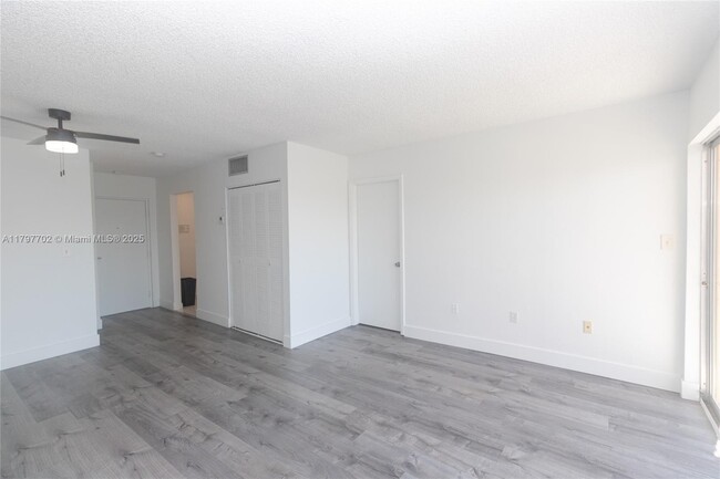 Foto del edificio - 3948 NE 169th St