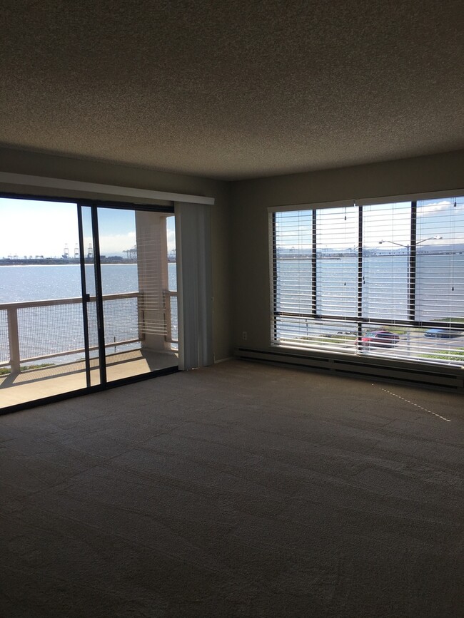 Foto del edificio - Large 1 bedroom 1 bath with an Amazing Bay...