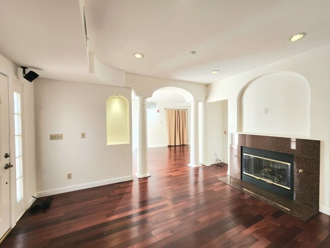 Building Photo - Spacious 3 bedroom condo