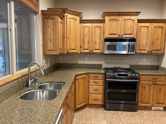 Foto del edificio - Beautiful Home In A Quiet Gated Community!