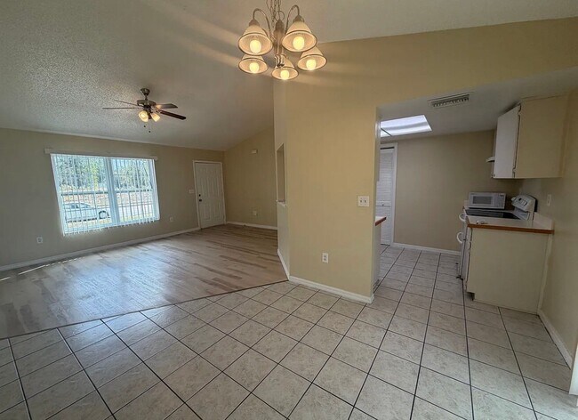 Foto del edificio - 5571 Mariner Blvd