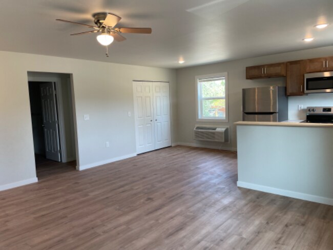 Foto del edificio - 1040 W 2nd St Ext