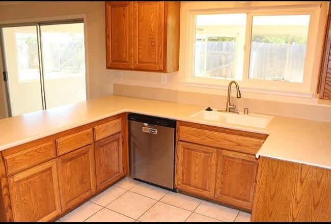 Building Photo - 8484 Monteel Pl