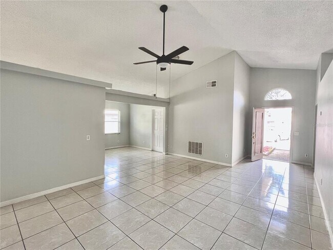 Building Photo - 1050 Pineview Ct