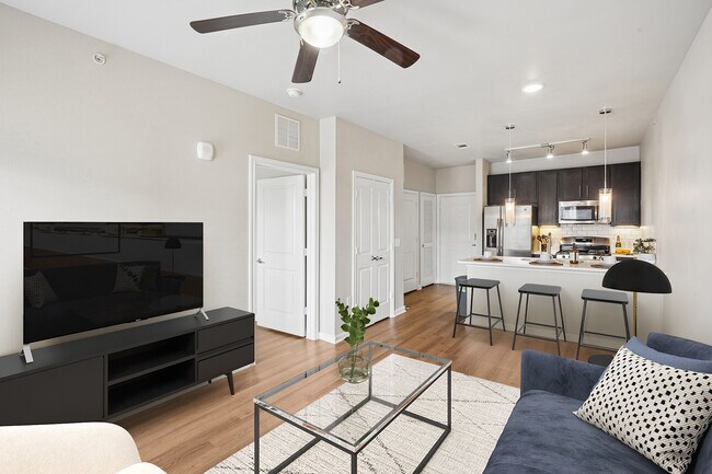 Cocina y sala de estar con suelo de superficie dura. - Avalon Wolf Ranch