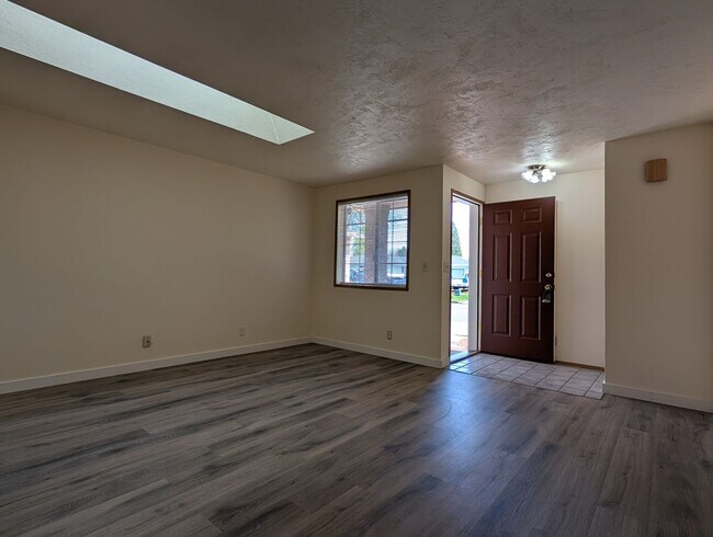 Foto del edificio - Great 2 bed/1 bath duplex with garage in Springfield!