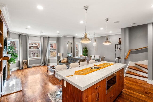 Building Photo - 375 Marlborough St