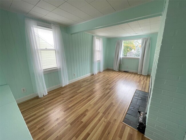Building Photo - 412 Lyndale Dr