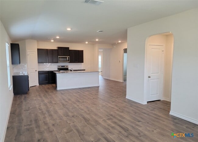Building Photo - 609 Great Plains