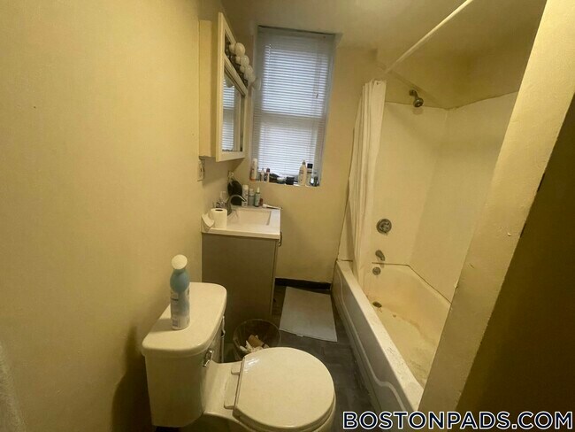 Building Photo - 165 Hemenway St