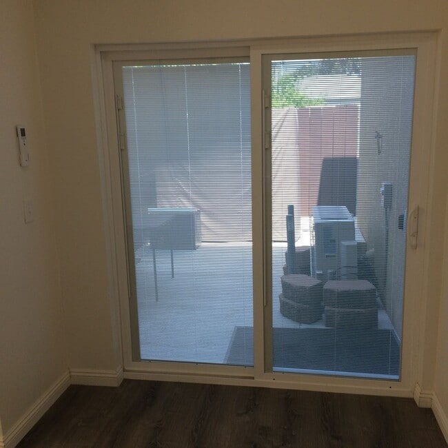 Building Photo - Updated centrally located 2 bedroom 1 bath