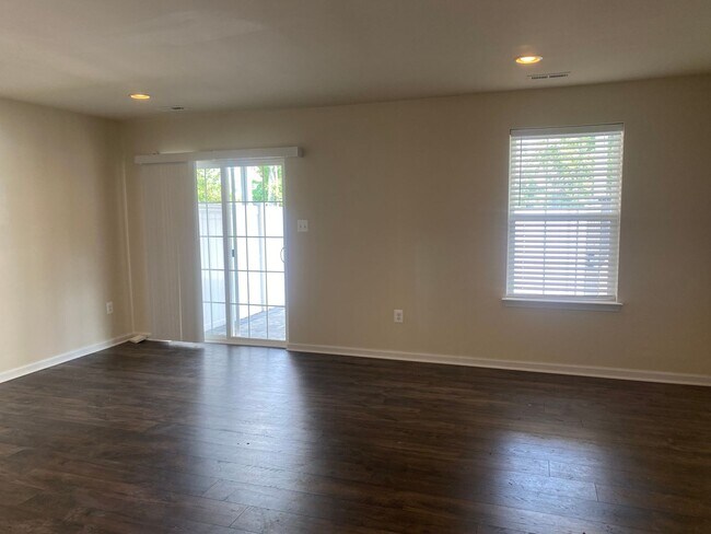Building Photo - Spacious 3 Bedroom Townhouse in Hanover!