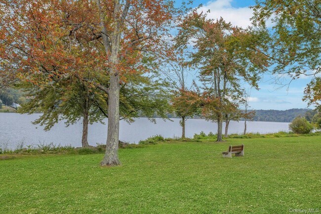 Foto del edificio - 74 Lakeshore Dr E