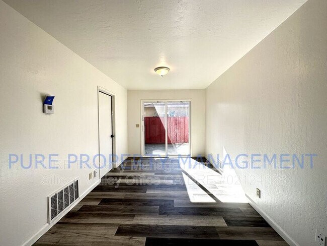 Building Photo - 555 Bridge St