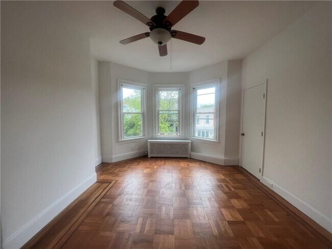 Foto del edificio - 105 E 3rd St
