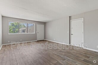 Building Photo - 800 Anderson Ln