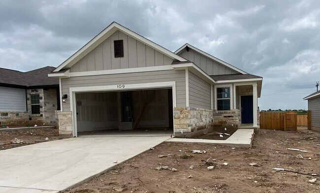 Building Photo - 4 bedroom home for lease