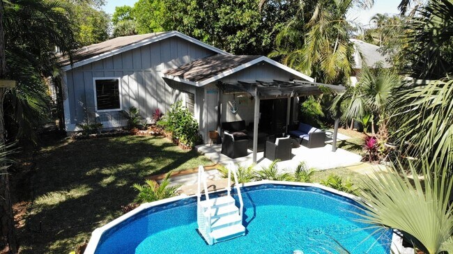 Building Photo - 505 Pinegrove Ave