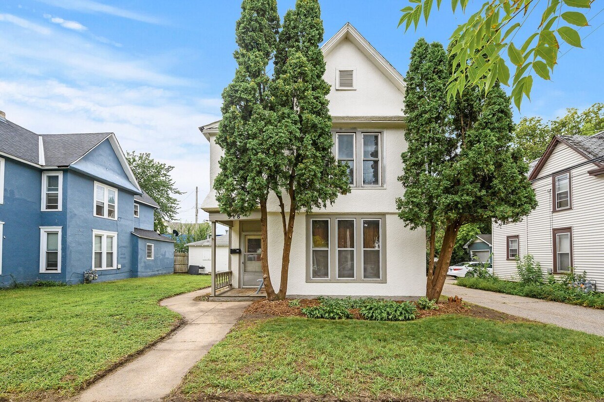 Primary Photo - Bruhnding Properties 918 18 1/2 Ave NE