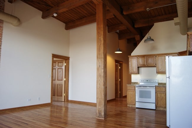Building Photo - 216 N May St