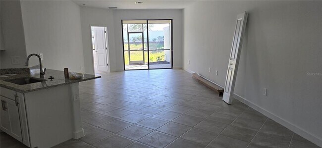 Foto del edificio - 15810 Sunny Day Dr