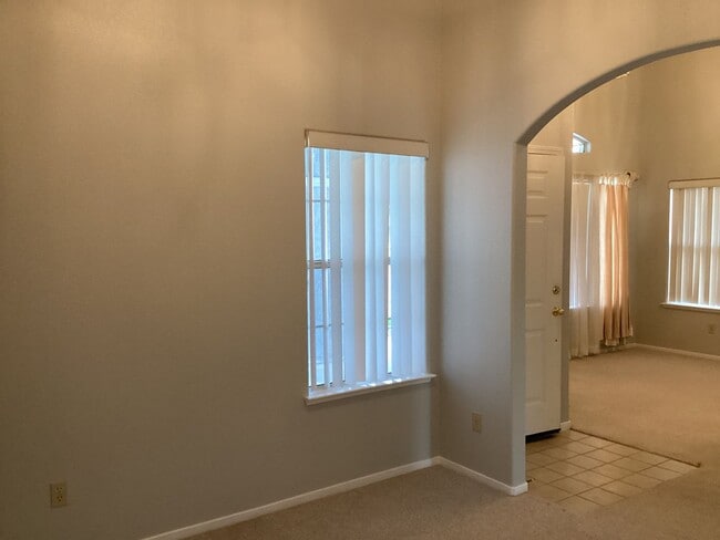 Building Photo - Just listed!