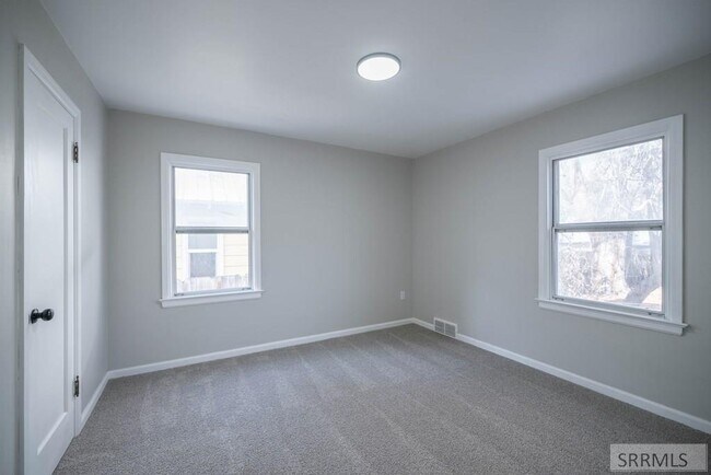 Building Photo - 274 S Lee Ave