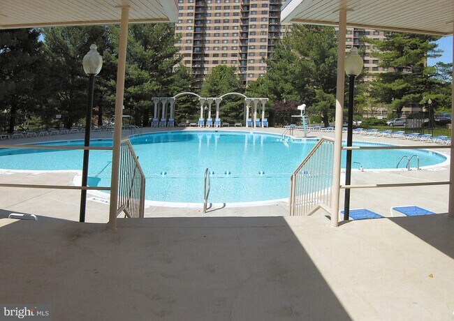 Foto del edificio - 1121 University Blvd W