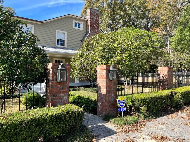 Foto del edificio - Beautiful 5 Bedroom 4 Bath In Mid City Bat...