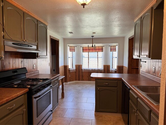 Building Photo - 1071 Raintree Mansion