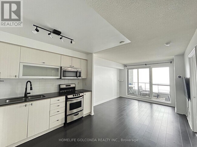 Building Photo - 2015 Sheppard Ave E