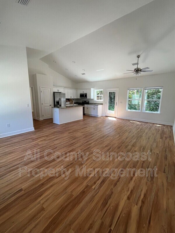 Building Photo - 325 Melrose Dr