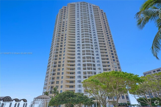 Building Photo - 808 Brickell Key Dr