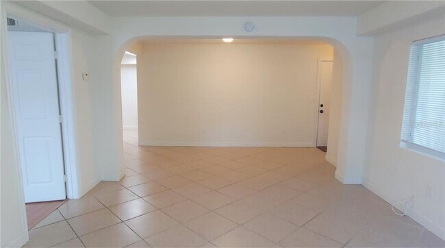Foto del edificio - 1365 Drew St
