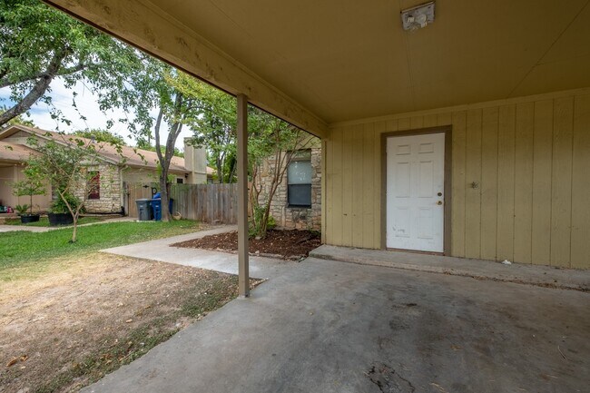 Foto del edificio - Fully Renovated 3 Bedroom, 2 Bath Duplex i...