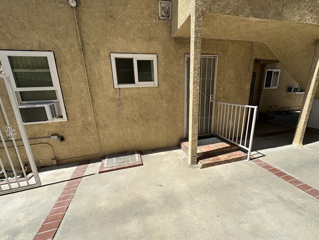 Building Photo - 223 E Burbank Blvd