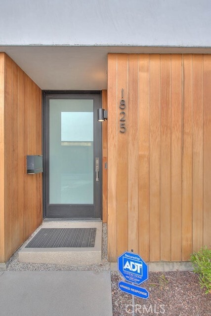 Building Photo - 1825 N Kenmore Ave