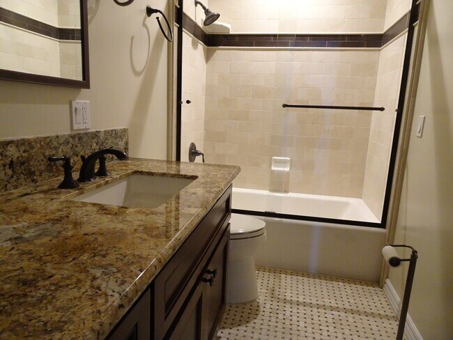Encimera de granito en el baño principal, bañera con azulejos de mármol. - 5643 Cedros Ave