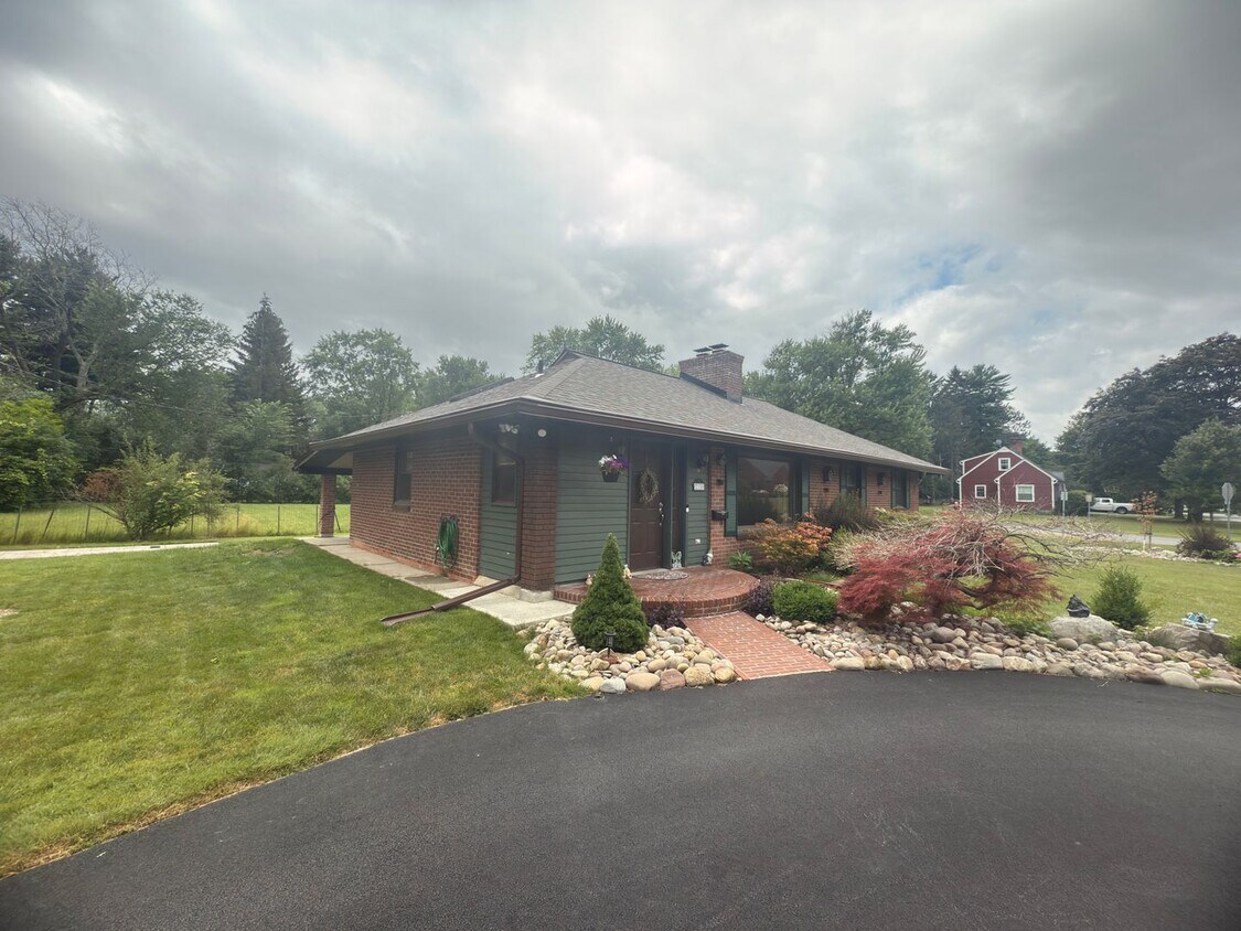 Foto principal - Charming 3-Bedroom Home + Bonus Room in Pr...