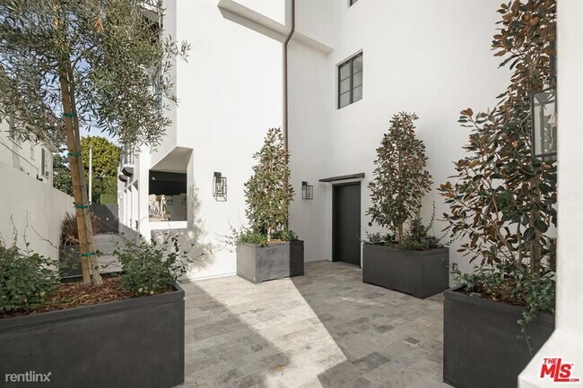 Foto del edificio - 2 br, 3 bath Condo - 7914 Norton Ave # 202