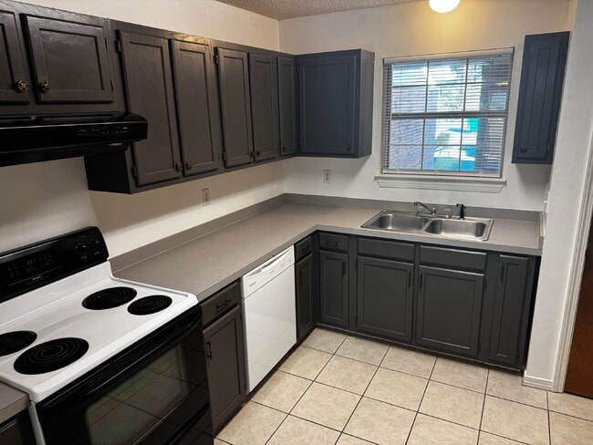 Building Photo - "Charming 2-Bedroom Townhouse in Fort Walton Beach!"