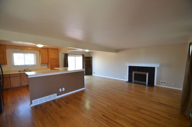 Foto del edificio - 4 bedroom home in Northglenn.  Newer paint with a large floor plan, wood floors & large deck for ...