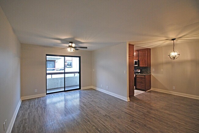 Foto del edificio - 18020 Saratoga Way