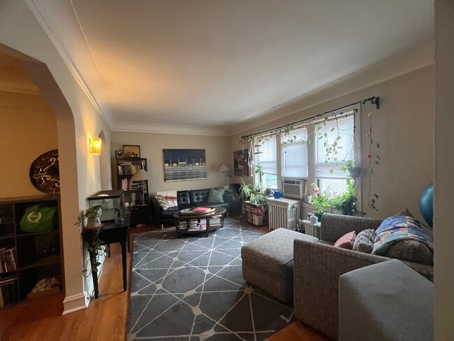 Building Photo - 2421 Lunt W Ave