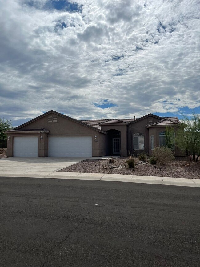 Building Photo - VACATION RENTAL-2 bedroom/2 bath + Den