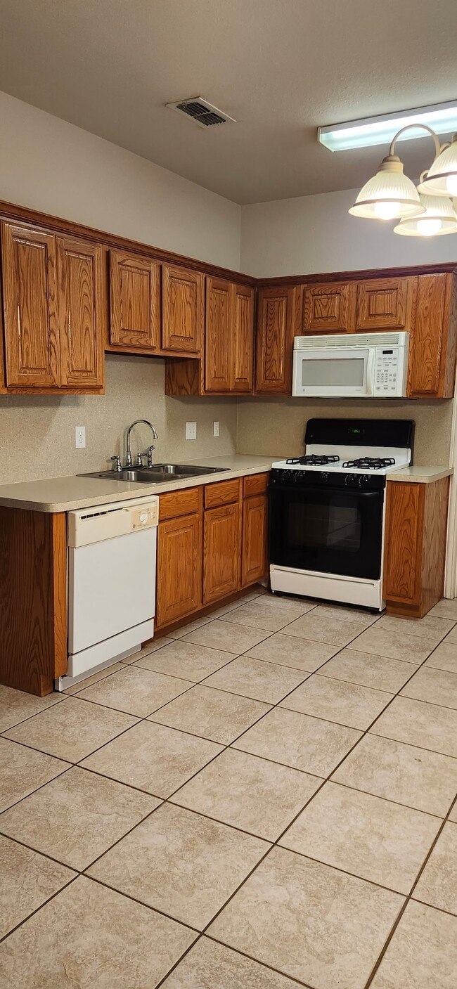 Building Photo - 215 N Prairie St