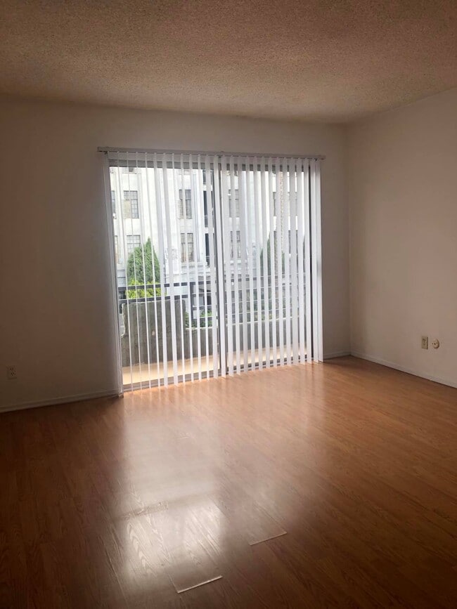 Building Photo - 509 S Hobart Blvd